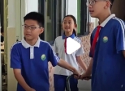 深圳一学校开学“书山”景象：学生自己搬书，培养独立能力