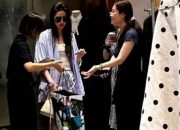 刘亦菲悠闲逛街购物