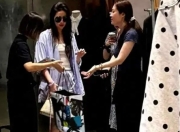刘亦菲悠闲逛街购物